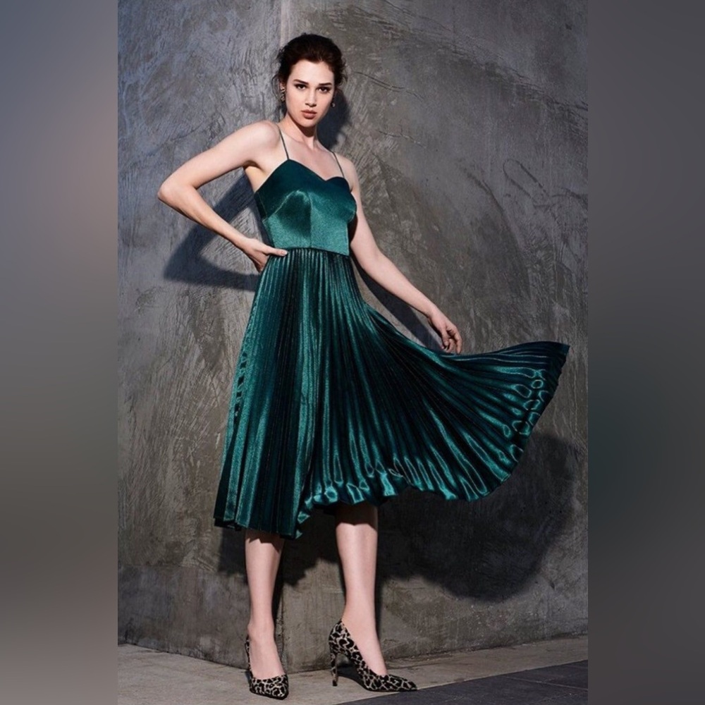 NWT Gianni Bini Satin Pleated Midi Dress Sz 8 Sleeveless Green Retails $129